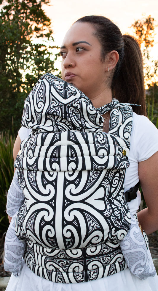 Te Pīkau Āhuru | Ergonomic carrier Pango